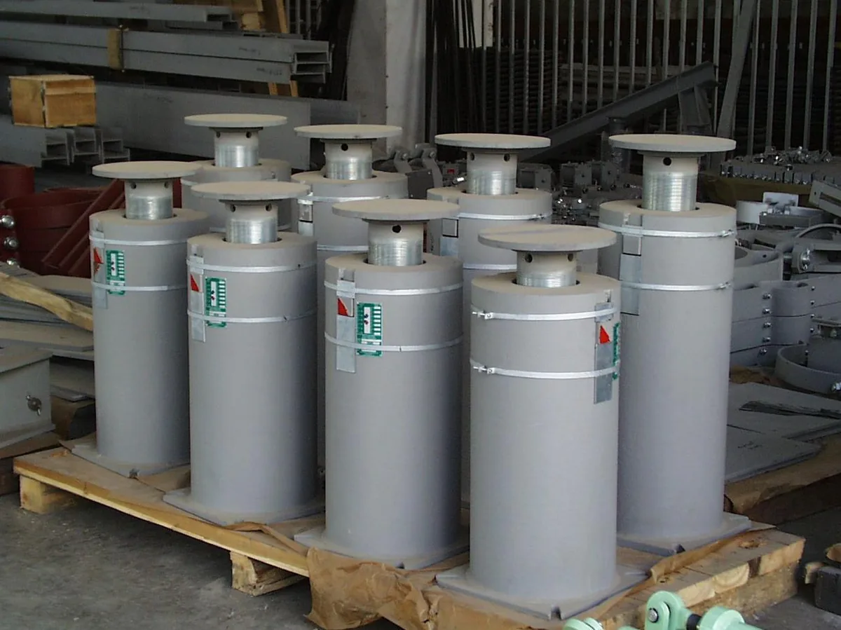 Batch of cylindrical support or damping components on pallets