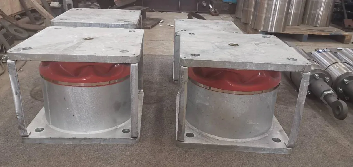 Pair of red-bellows damping devices at the manufacturing base