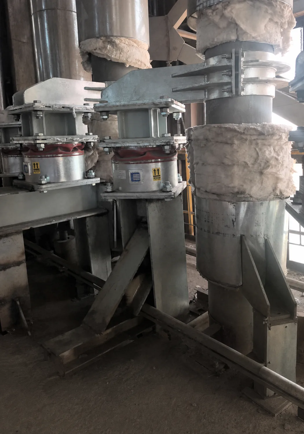 Red-bellows damping equipment installed in an anonymized steel production facility