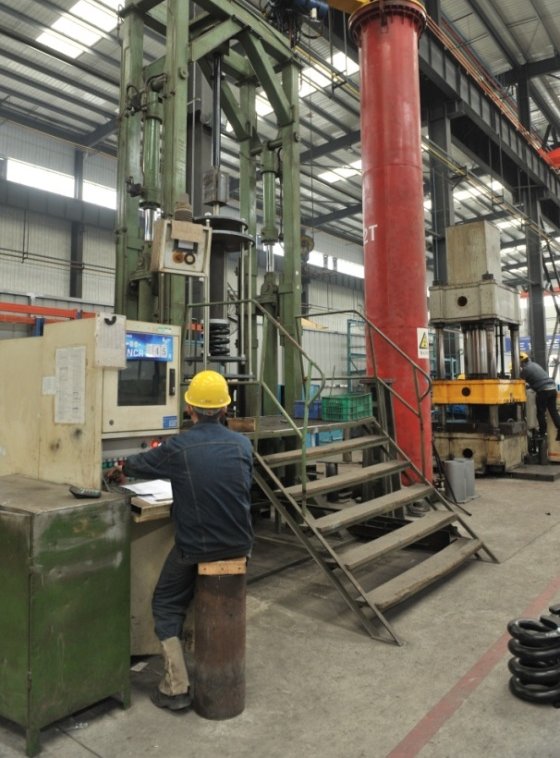 Load calibration test bench for spring hangers at the pipe support manufacturing base